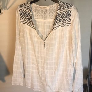 Max Studio white blouse with dark blue embroidery